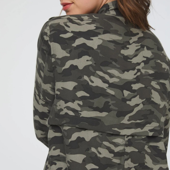 BeachLunchLounge Tulsi Camo-Print Shirt Jacket - Picture 2 of 8